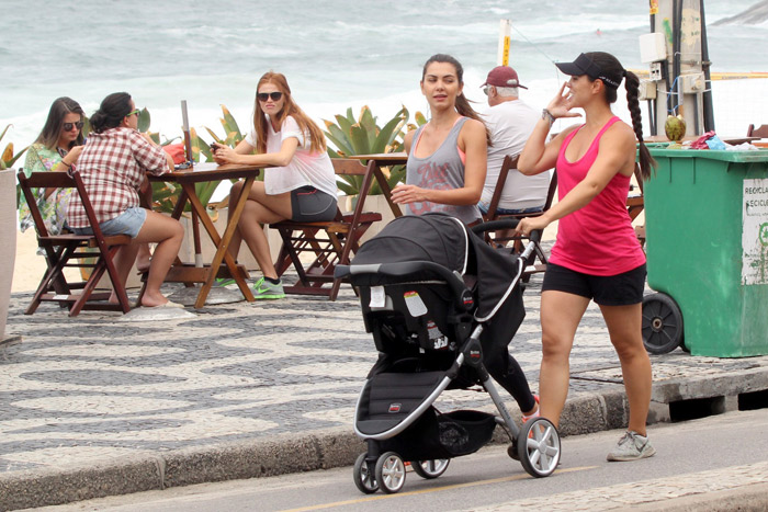 Letícia Wiermann mostra disposição e faz caminhada no Rio de Janeiro 