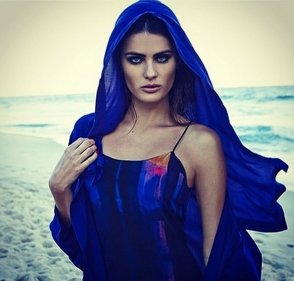 Isabeli Fontana arrasa toda de azul em editorial