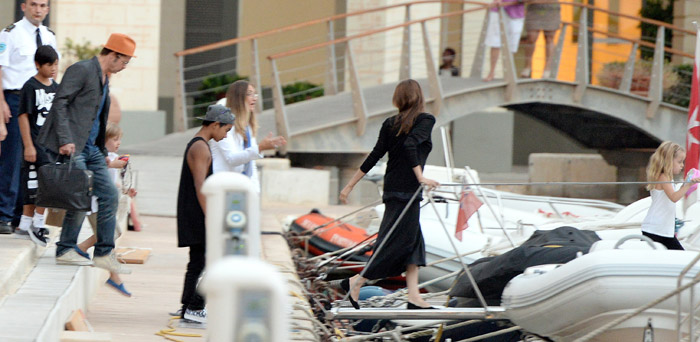 Com os seis filhos, Angelina e Brad Pitt fazem passeio de barco em Malta, na Europa