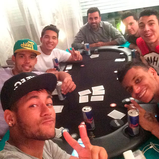 Neymar se diverte jogando pôquer com os amigos