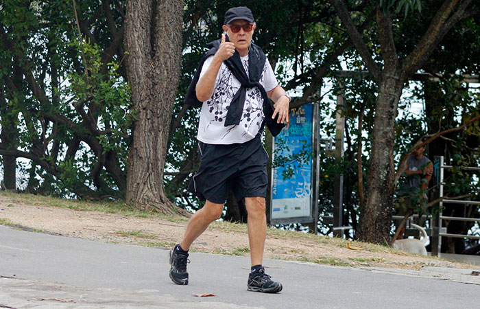 Disposto, Ney Latorraca caminha na Lagoa Rodrigo de Freitas