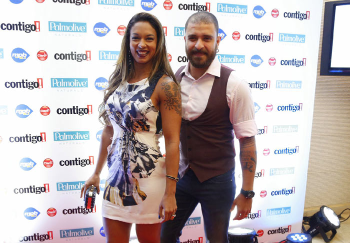 Diogo Nogueira e a mulher prestigiam premiação de música