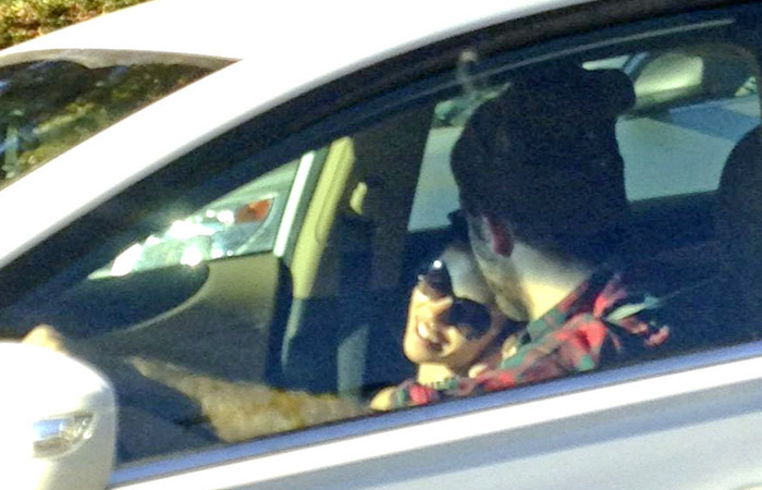 De carro, Robert Pattinson é visto com nova namorada em Hollywood