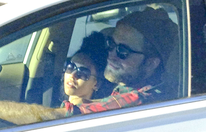 De carro, Robert Pattinson é visto com nova namorada em Hollywood