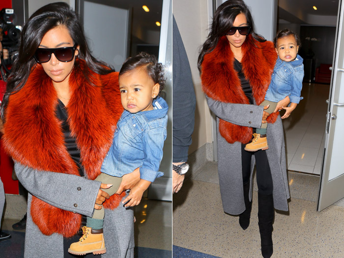 Kim Kardashian chega abraçada com a filha a aeroporto