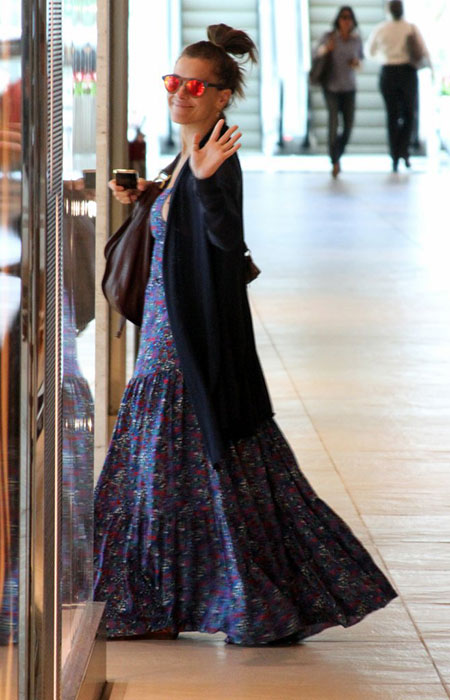 Carolina Dieckmann usa vestidão longo para ir a salão de beleza