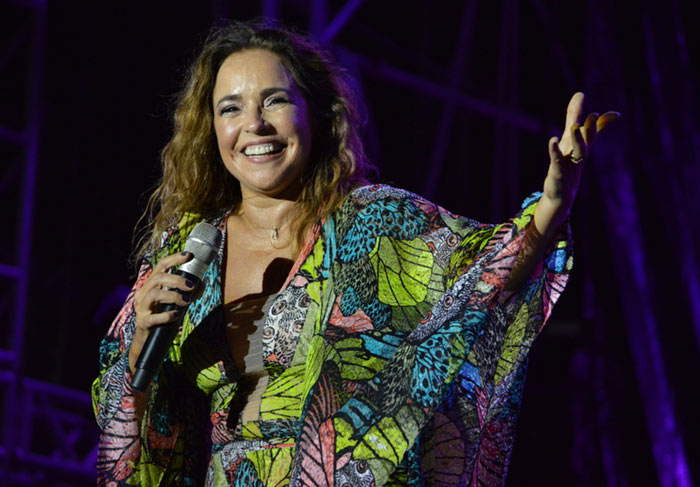 Durante show, Daniela Mercury dedica verso de música a Malu Verçosa