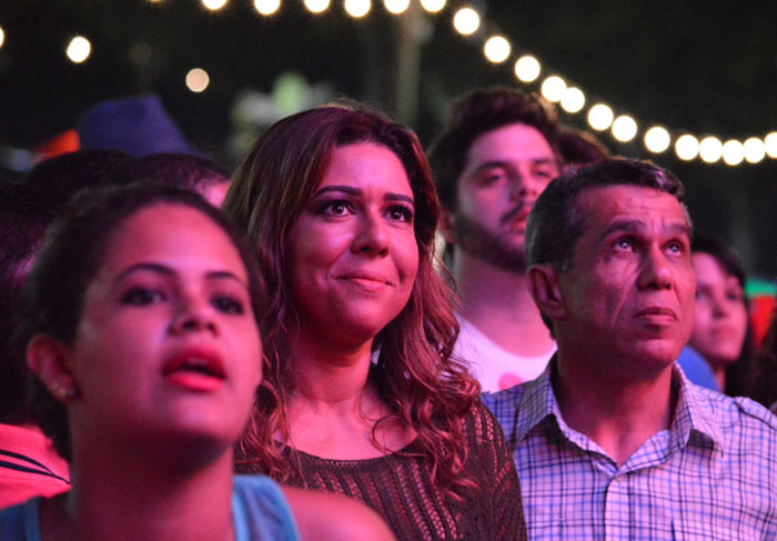 Durante show, Daniela Mercury dedica verso de música a Malu Verçosa