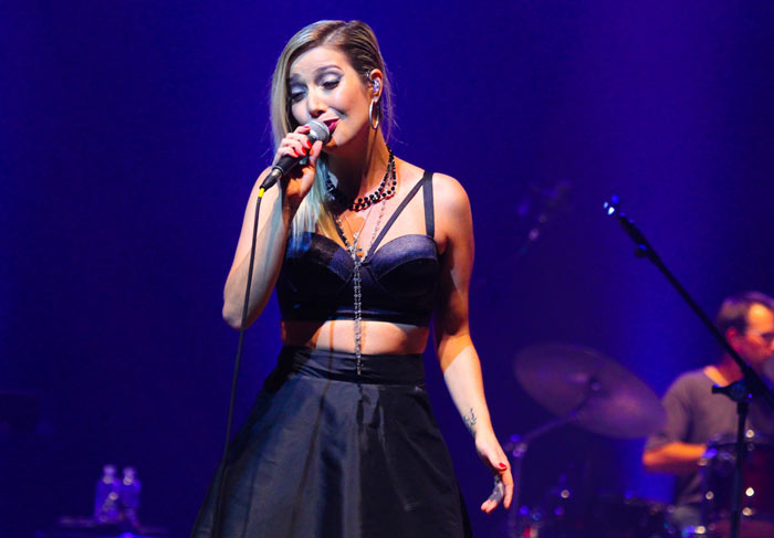 Após arrasar em show de Julio Iglesias, Luiza Possi se apresenta em São Paulo com look ousado