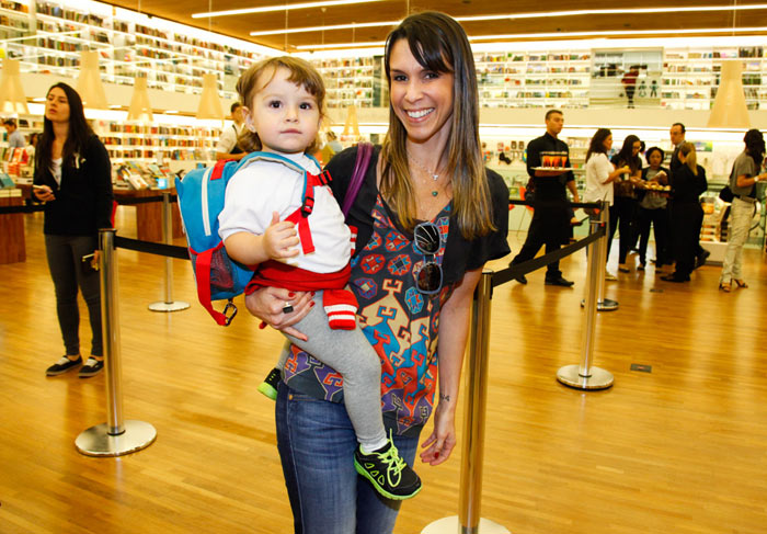 Sarah Oliveira vai com a filha Chloé a lançamento de livro de Didi Wagner