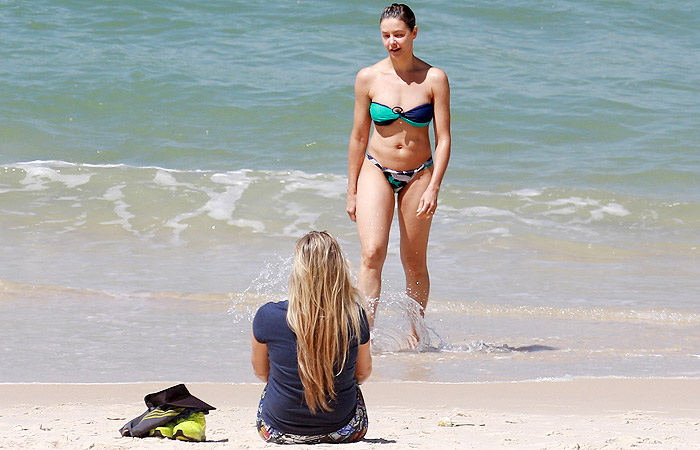 Bianca Rinaldi se refresca na praia da Barra da tijuca