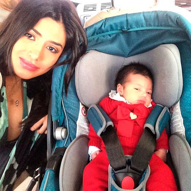Flavia Noronha faz a ‘primeira selfie’ com a filha ao deixar maternidade