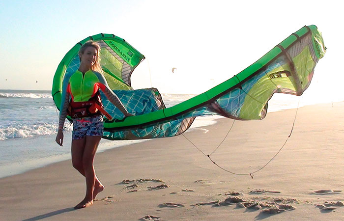 Morgane Martin pratica Kitesurf na Barra da Tijuca