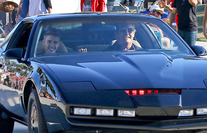 Justin Bieber passeia com David Hasselhoff no lendário Pontiac