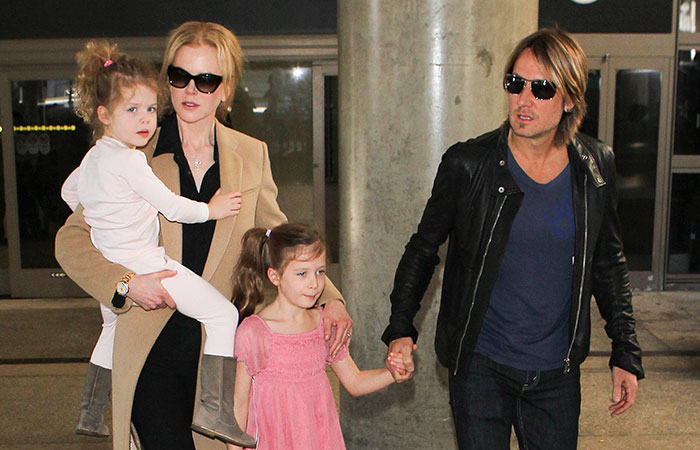 Após enterro do pai, Nicole Kidman desembarca com a família em Los Angeles, Califórnia