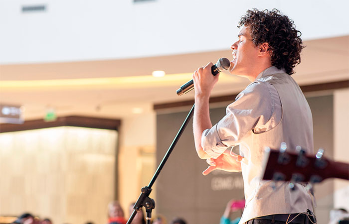  Sam Alves, vencedor do The Voice Brasil, emociona em evento ao chamar fã para cantar 