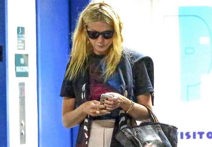 Gwyneth Paltrow passeia pela rua, ligada no celular