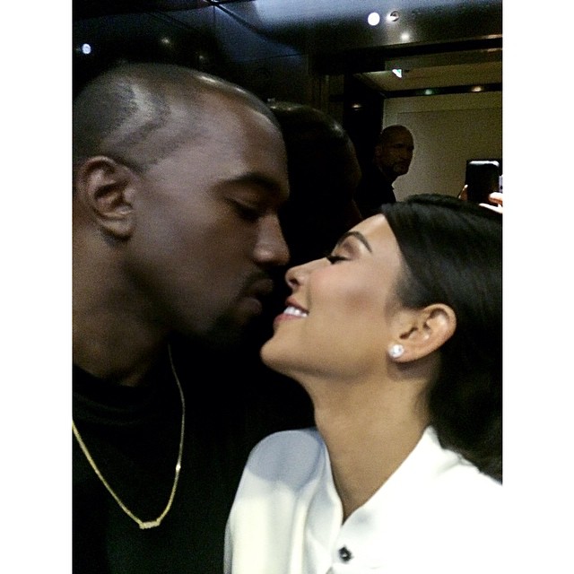 Felizes, Kanye West e Kim Kardashian se beijam no elevador