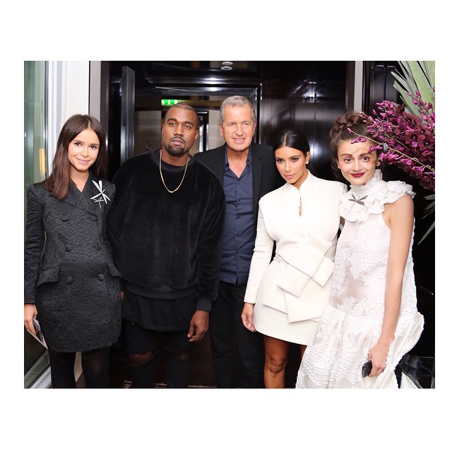 Felizes, Kanye West e Kim Kardashian se beijam no elevador