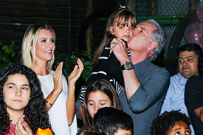 Tici e Rafa Justus se divertem em festa da filha de Marcos Quintela, em São Paulo