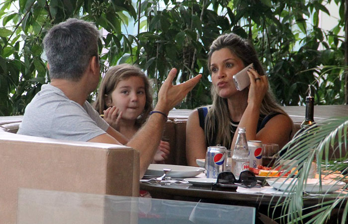  Em família! Flávia Alessandra e Otaviano Costa almoçam com a filha