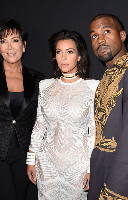 Kim Kardashian e Kanye West prestigiam Kendall Jenner no desfile da grife Balmain