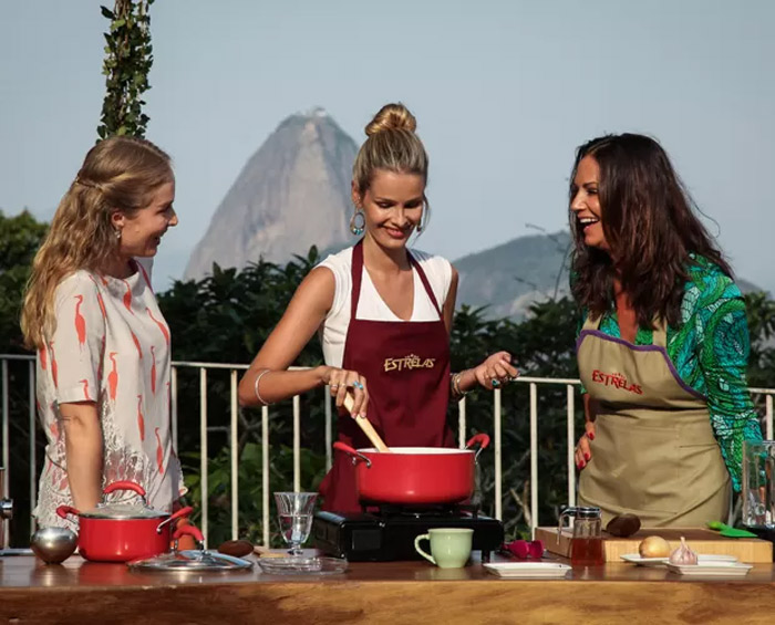 Luiza e Yasmin Brunet se reúnem com Angélica para gravação