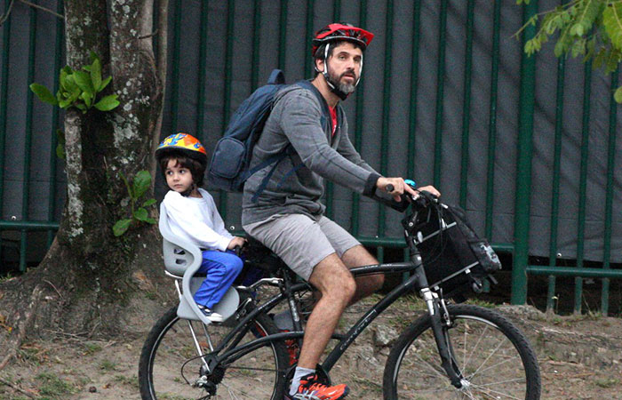  Com o pequeno João, Eriberto Leão pedala pelo Rio de Janeiro