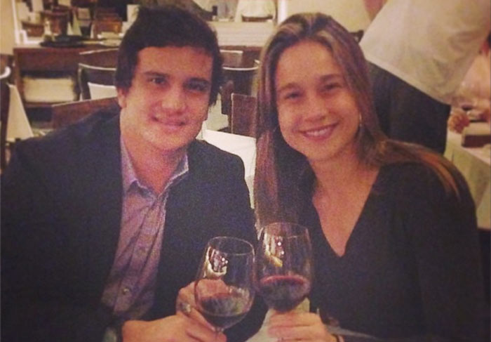 Fernanda Gentil sai para jantar com irmão e brinca: “Não há mesa mais gentil do que essa”