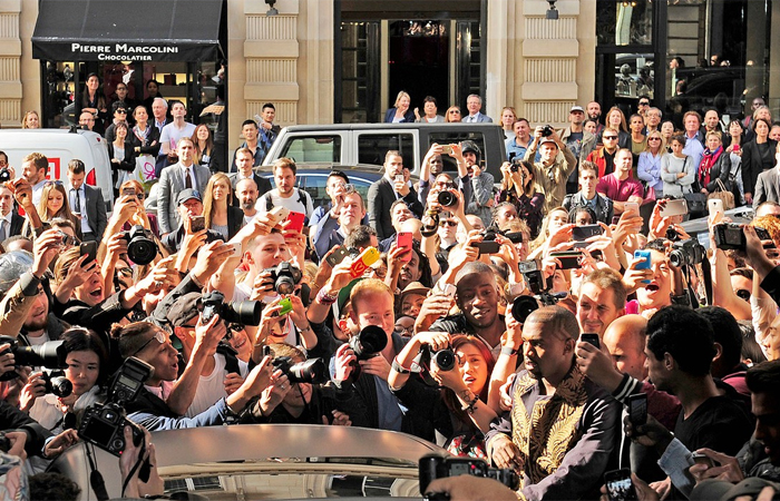 Kim Kardashian causa tumulto ao chegar na Paris Fashion Week com Kanye West