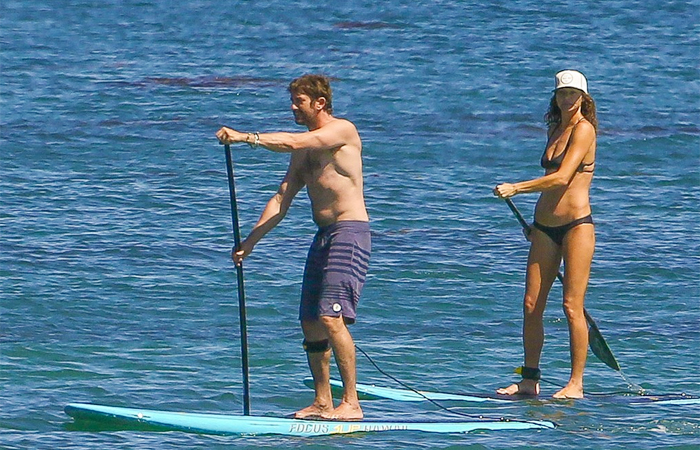 Gerard Butler pratica Stand Up Paddle com a nova namorada