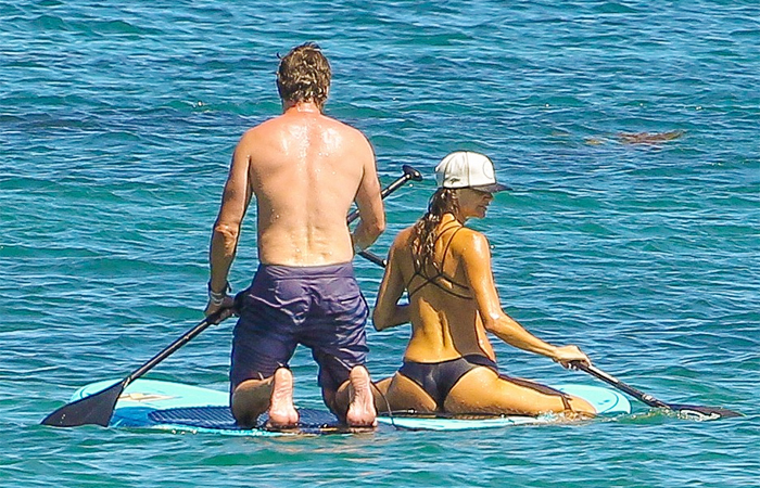 Gerard Butler pratica Stand Up Paddle com a nova namorada