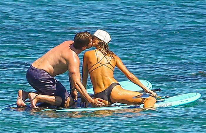 Gerard Butler pratica Stand Up Paddle com a nova namorada