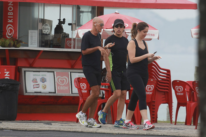 Tom Cavalcante caminha com Amin Khader e a esposa na orla da Barra