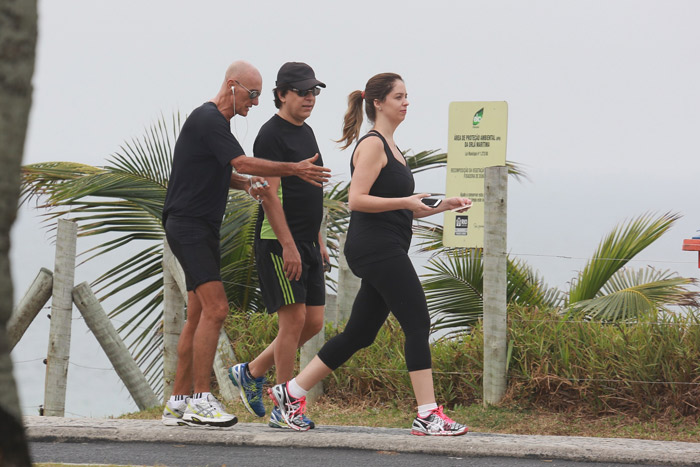 Tom Cavalcante caminha com Amin Khader e a esposa na orla da Barra