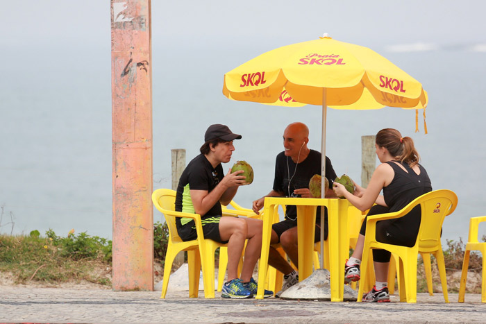 Tom Cavalcante caminha com Amin Khader e a esposa na orla da Barra