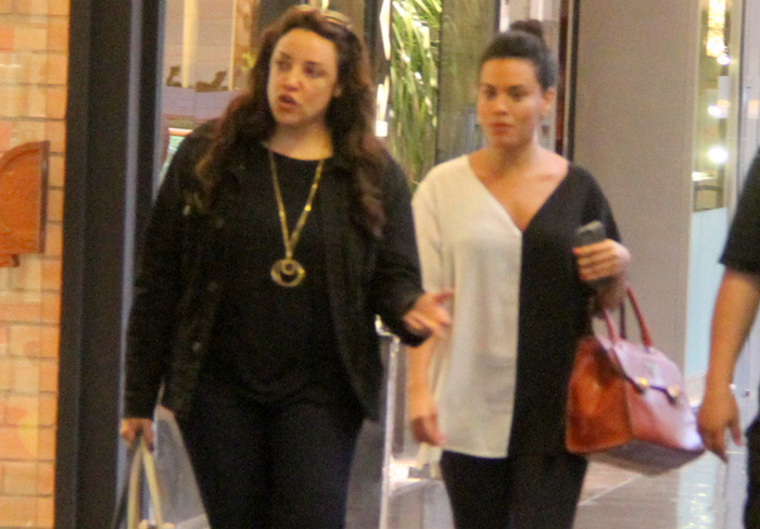  Ana Carolina passeia com amiga por shopping carioca