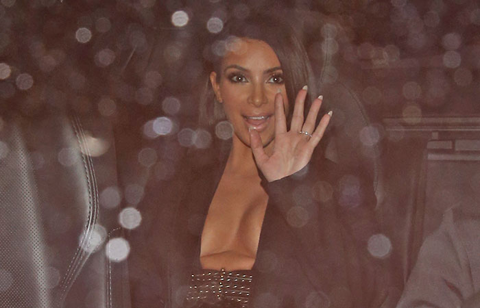  Kim Kardashian abala Paris, na França, com decote arrasador