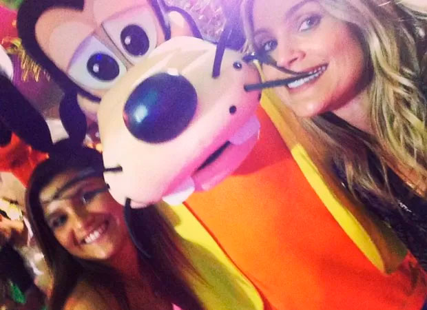 Flávia Alessandra se diverte com personagem Pateta e com a filha Giulia