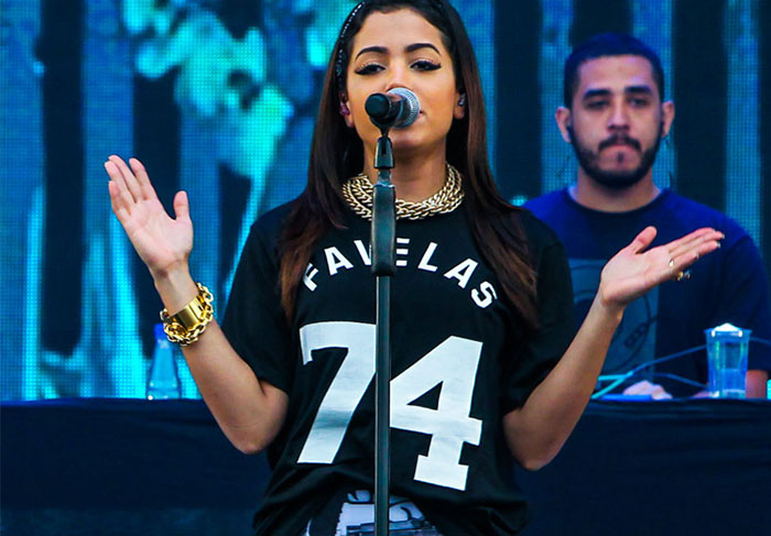 Anitta mostra rebolado em festival de música em São Paulo