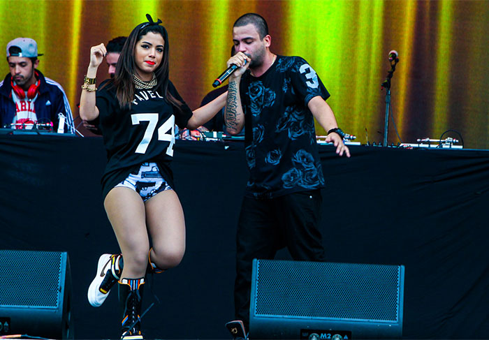 Anitta mostra rebolado em festival de música em São Paulo