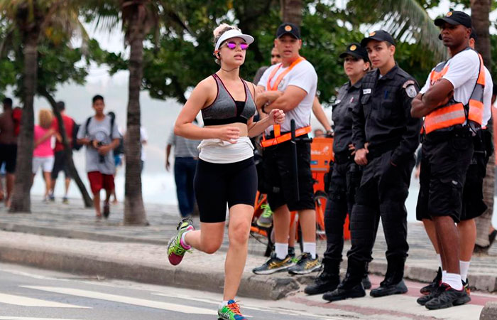 Uau!  Bruna Linzmeyer ganha olhada durante corrida no fim de tarde