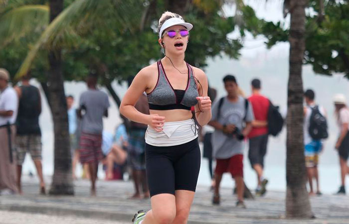 Uau!  Bruna Linzmeyer ganha olhada durante corrida no fim de tarde