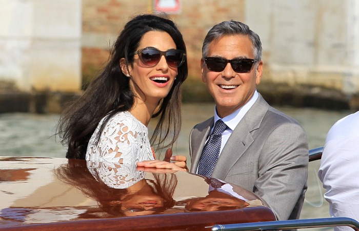 George Clooney passeia por Veneza, na Itália, com sua esposa