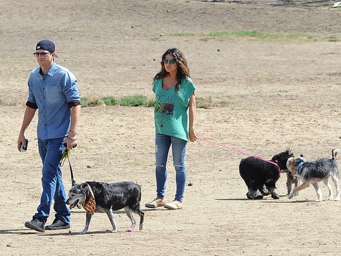 Esperando o primeiro filho, Ashton Kutcher e Mila Kunis passeiam com os pets