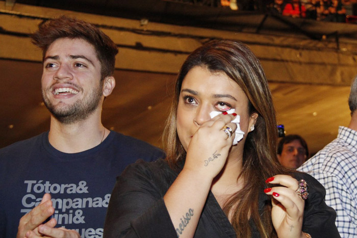 Preta Gil se emociona durante apresentação de Fernanda Souza no Rio. A cantora chegou acompanhada do noivo, Rodrigo Godoy, na casa de espetáculos.