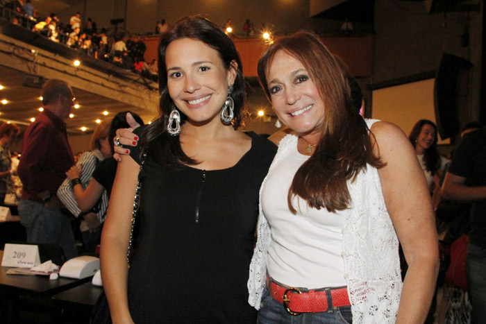 Juliana Knust e Susana Vieira prestigiam peça de Fernanda Souza no Rio de Janeiro