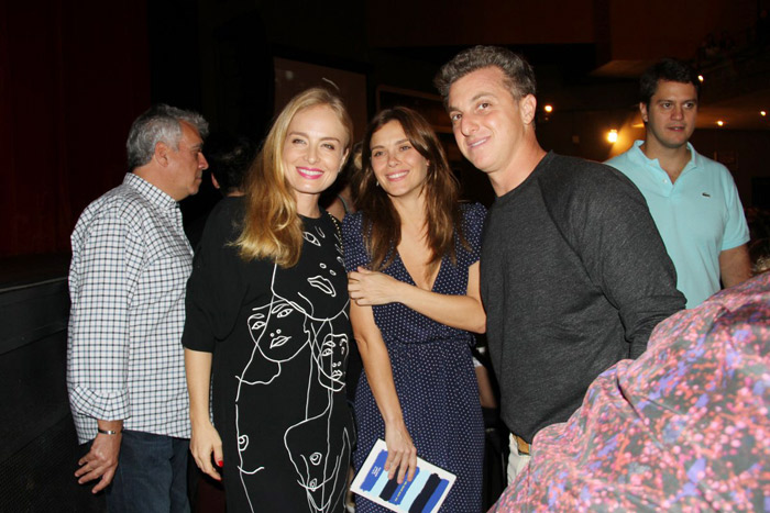 Luciano Huck, Angélica e Carolina Dieckmann vão ao teatro assistir Fernanda Souza
