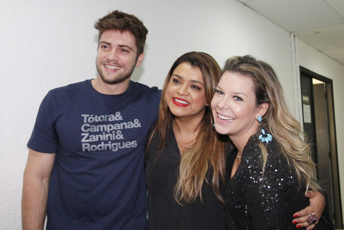Fernanda Souza posa com Preta Gil e Rodrigo Godoy em dia de apresentação no Rio de Janeiro