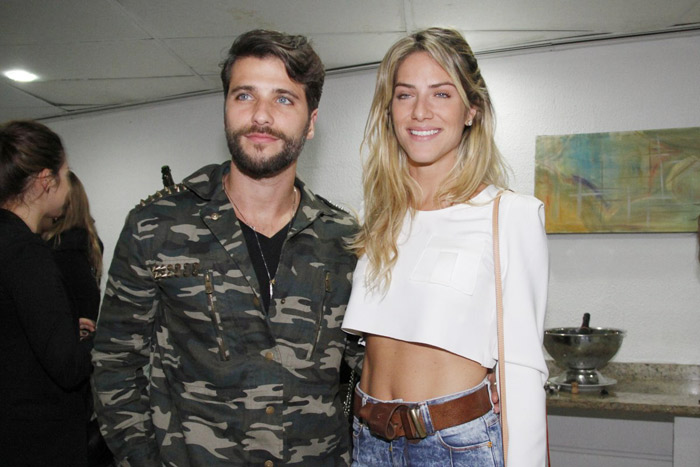 Bruno Gagliasso e Giovanna Ewbank prestigiam Fernanda Souza no teatro